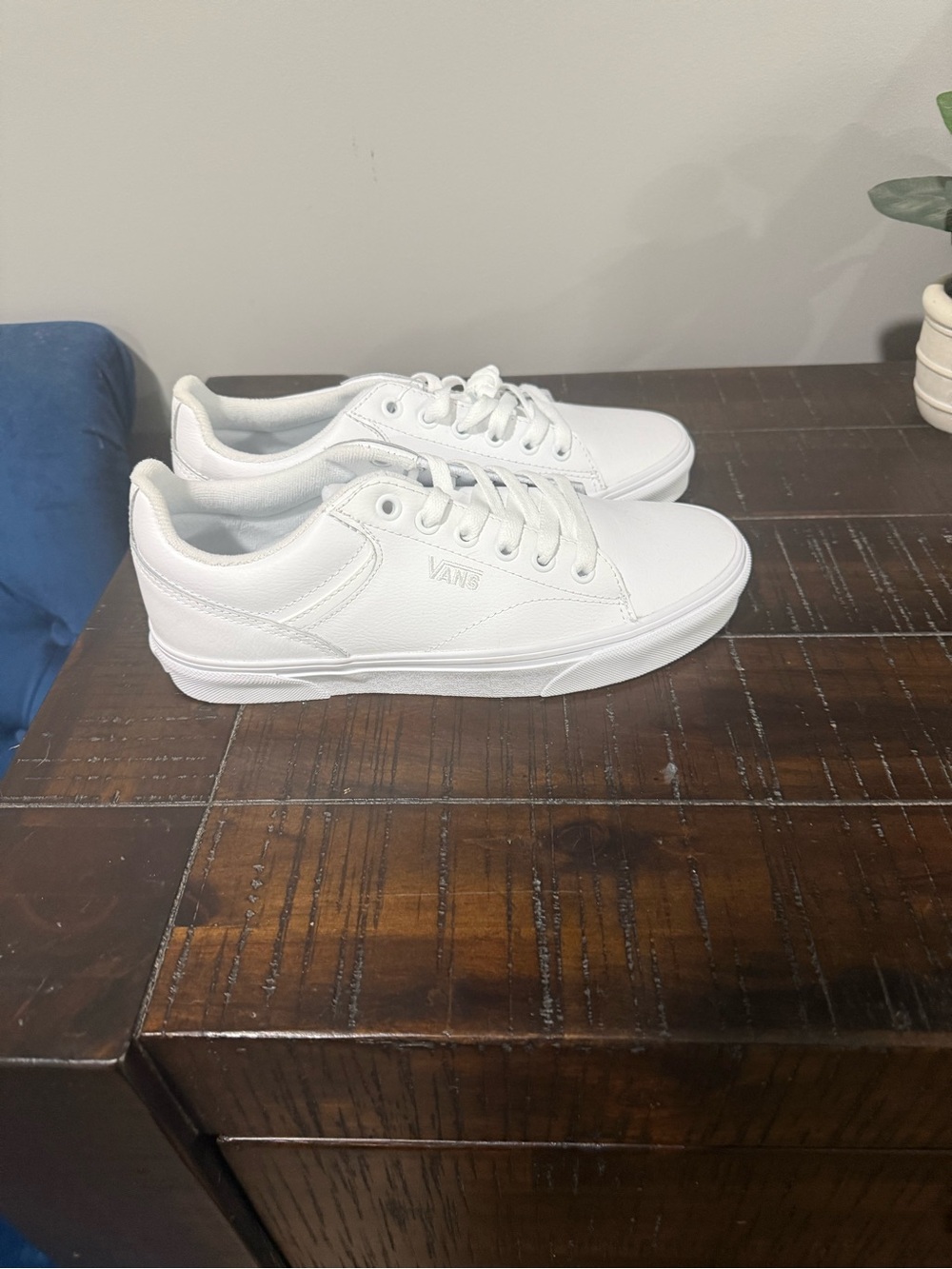 Vans Women’s Size 8 White Low Top Lace Up Sneakers